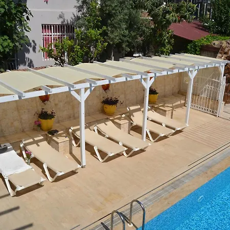 Safari 6 Apartmanhotel *